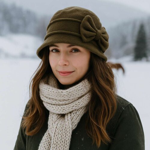 A_photograph_captures_a_young_woman_with_fair_skin.jpg Chapeau Melon Cloche Femme Hiver