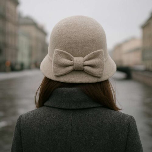 A_photograph_captures_the_back_view_of_a_woman_dur.jpg Chapeau Melon Cloche Femme Épais Hiver